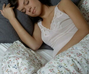 النوم سمراء في سن المراهقة هو