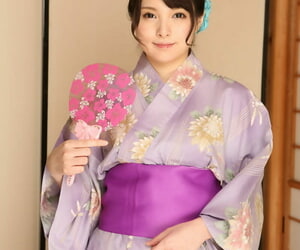 Sevimli Asya Kız Mihono Alır