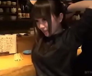 momo Ichinose trong Quán Bar